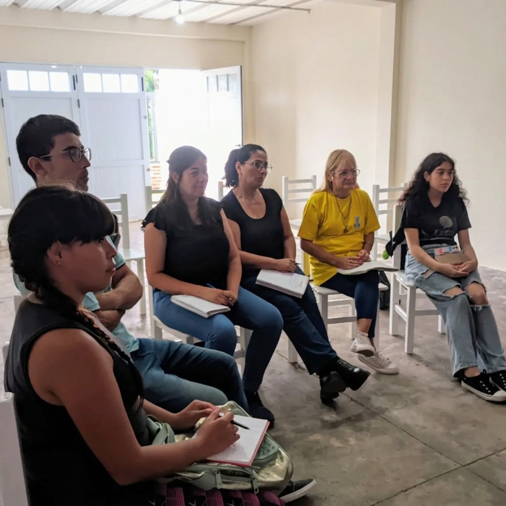 Comunidad reunida en los talleres y tiempos de formación de La Voz del Adorador